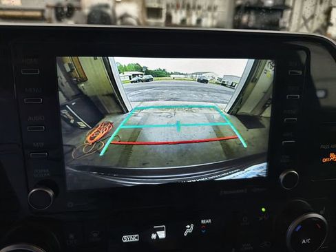 Used 2021 Toyota Highlander XLE AWD/4WD image 17