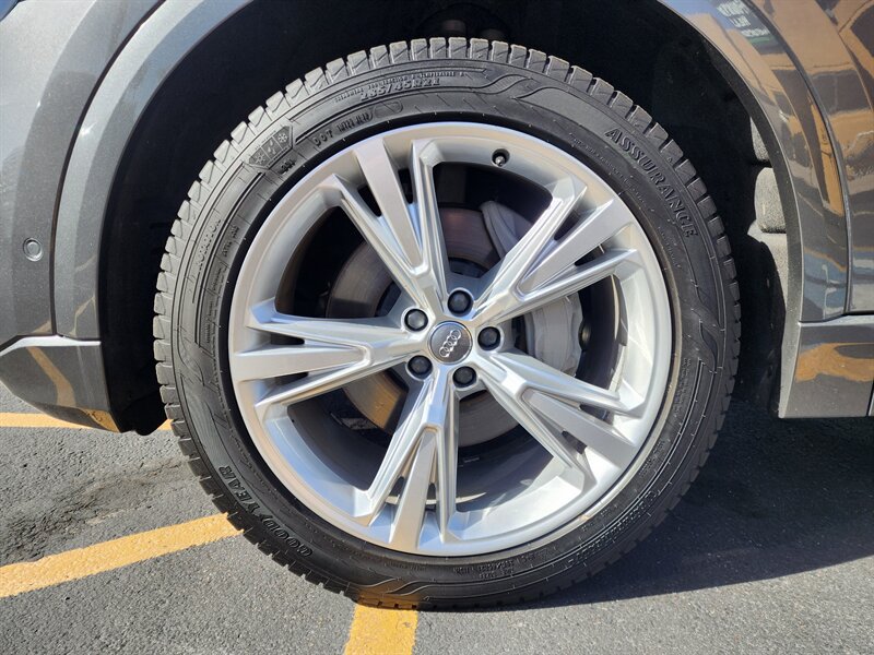 Used 2019 Audi Q8 Prestige w/ Luxury Package AWD/4WD image 19