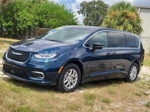 Used 2025 Chrysler Pacifica Select FWD image 2