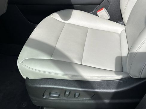 Certified 2023 Cadillac XT4 Luxury w/ Cold Weather Package image 20