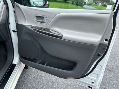 Used 2017 Toyota Sienna XLE Premium image 22
