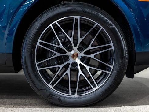 Certified 2025 Porsche Cayenne AWD/4WD image 21