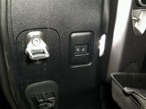 Used 2022 Land Rover Defender 110 X-Dynamic SE image 7