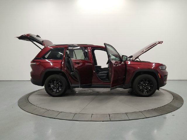 Used 2025 Jeep Grand Cherokee Altitude AWD/4WD image 36