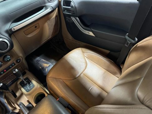 Used 2015 Jeep Wrangler Unlimited Sahara w/ Connectivity Group image 17