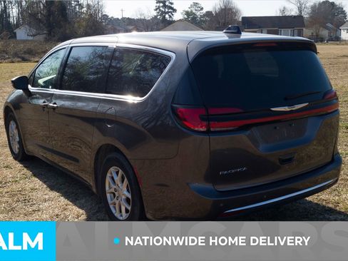 Used 2023 Chrysler Pacifica Touring-L image 5