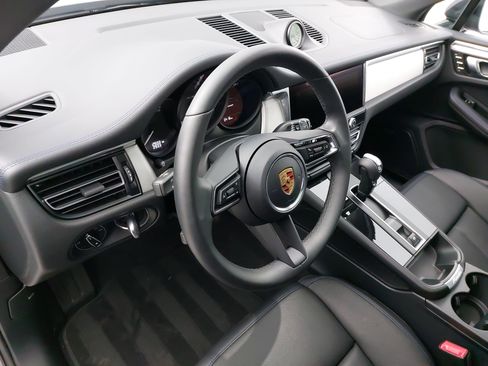 Certified 2025 Porsche Macan image 4