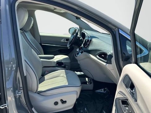Used 2020 Chrysler Pacifica Limited w/ Advanced Safetytec Group FWD image 21
