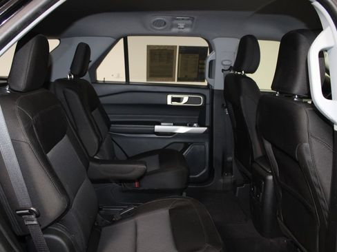 Used 2023 Ford Explorer XLT AWD/4WD image 31