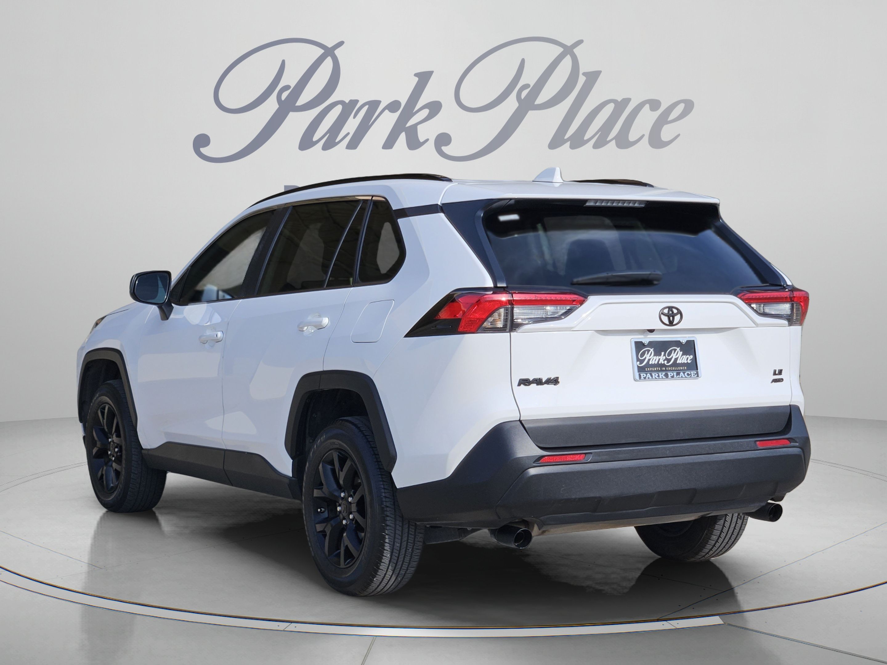 Used 2021 Toyota RAV4 LE AWD/4WD image 3