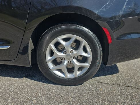 Used 2020 Chrysler Pacifica Limited image 33