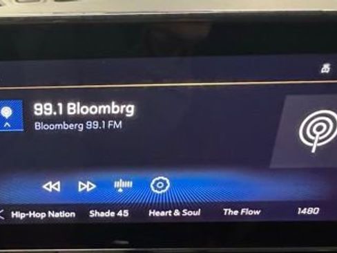 Used 2025 Chevrolet Trax LT w/ LT Convenience Package image 19