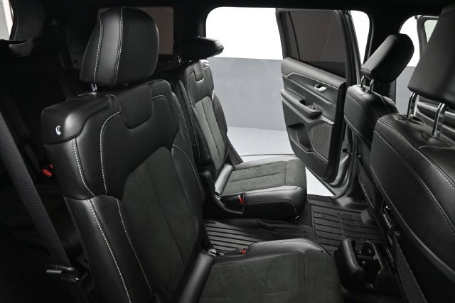 Used 2025 Jeep Grand Cherokee L Altitude RWD image 27