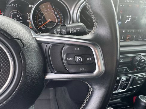 Used 2018 Jeep Wrangler Unlimited Sahara w/ Uconnect 4C Nav & Sound Group image 18