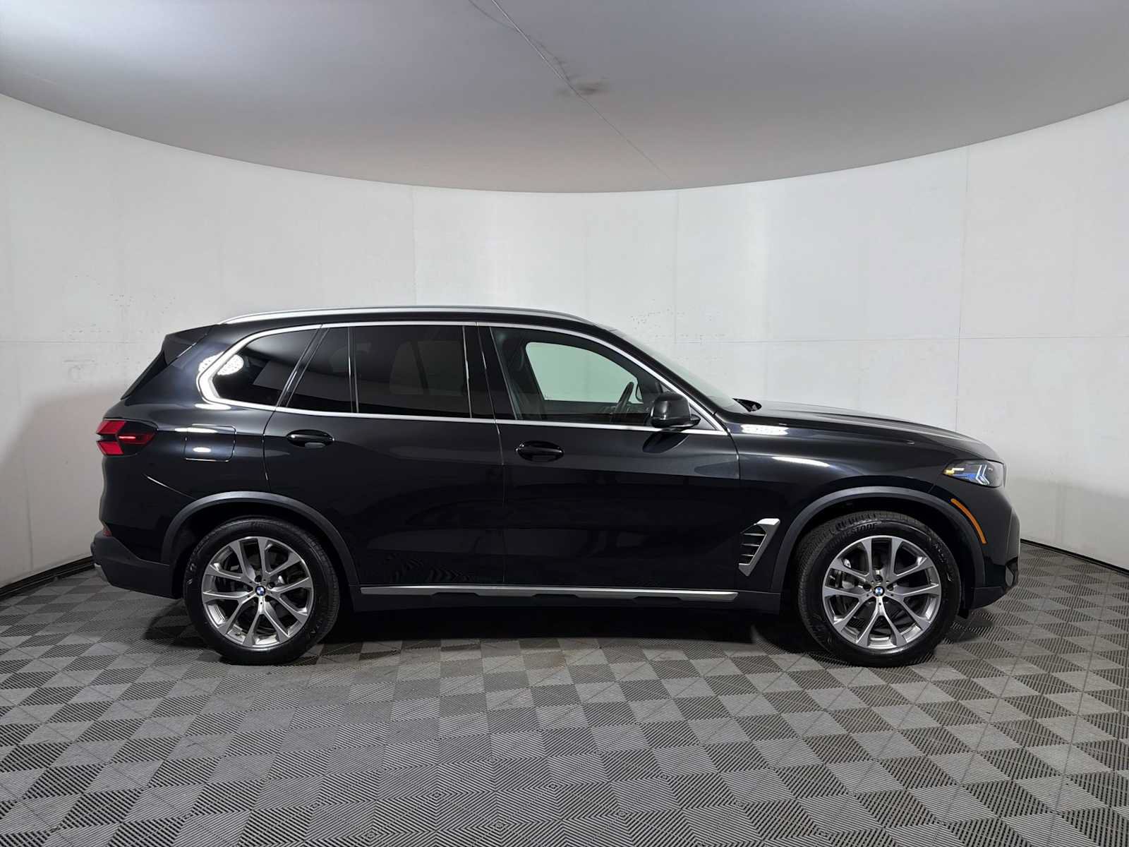 Used 2024 BMW X5 xDrive40i w/ Premium Package AWD/4WD image 7
