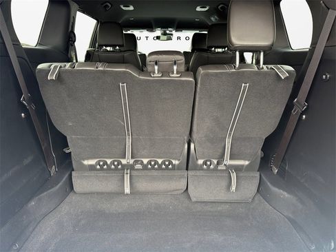 Used 2025 Chrysler Pacifica Select image 18