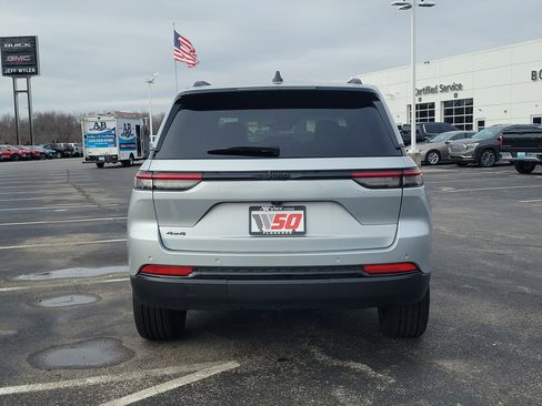 Used 2023 Jeep Grand Cherokee Altitude image 5
