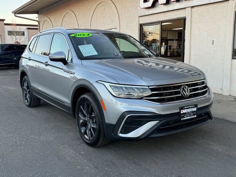 Used 2024 Volkswagen Tiguan SE image 1