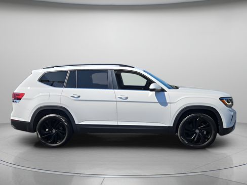 Used 2023 Volkswagen Atlas SE w/ Black Wheel Package FWD image 6