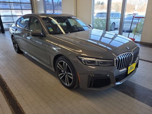 Used 2022 BMW 750i xDrive w/ M Sport Package image 3