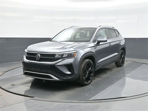 Used 2024 Volkswagen Taos SE image 3
