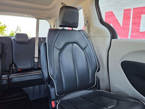 Used 2023 Chrysler Pacifica Limited FWD image 26