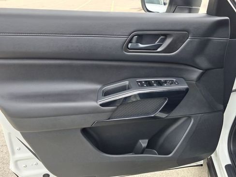 Used 2025 Nissan Pathfinder SV FWD image 22