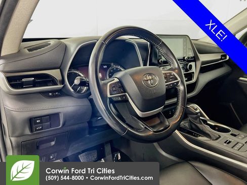 Used 2022 Toyota Highlander XLE AWD/4WD image 3
