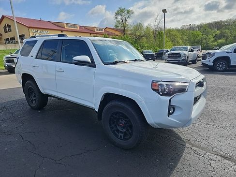Used 2022 Toyota 4Runner SR5 Premium w/ Moonroof Package AWD/4WD image 5