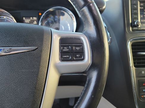 Used 2016 Chrysler Town & Country Touring image 13