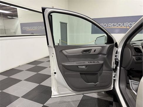 Used 2014 Chevrolet Traverse LT image 12