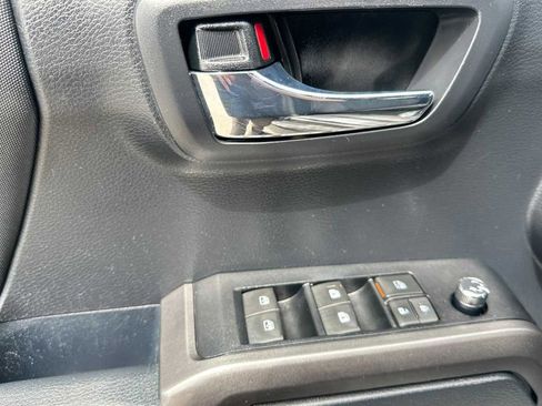 Used 2018 Toyota Tacoma TRD Sport image 11