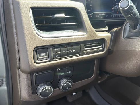 Used 2023 Chevrolet Suburban LT RWD image 13