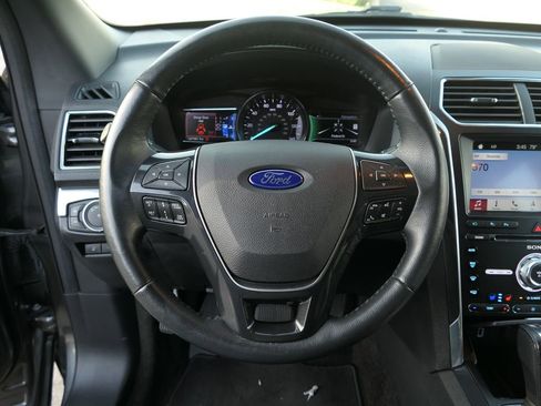 Used 2017 Ford Explorer Limited image 18