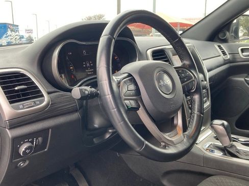 Used 2021 Jeep Grand Cherokee Laredo image 9