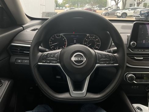 Used 2025 Nissan Altima 2.5 SV FWD image 31