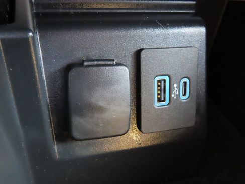 Used 2023 Ford Explorer Platinum w/ Technology Package AWD/4WD image 11