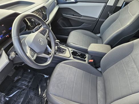 Used 2024 Volkswagen Taos SE FWD image 2