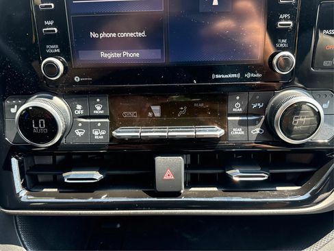 Used 2021 Toyota Highlander XLE AWD/4WD image 33