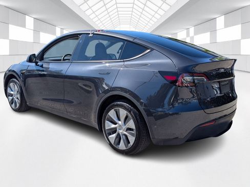 Used 2024 Tesla Model Y 2WD image 5