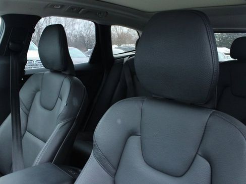 Used 2025 Volvo XC60 B5 Plus image 13