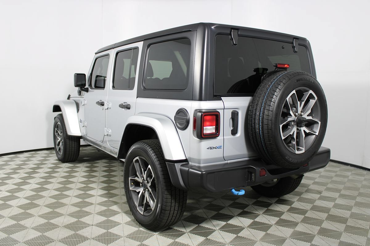 Used 2024 Jeep Wrangler Unlimited AWD/4WD image 32