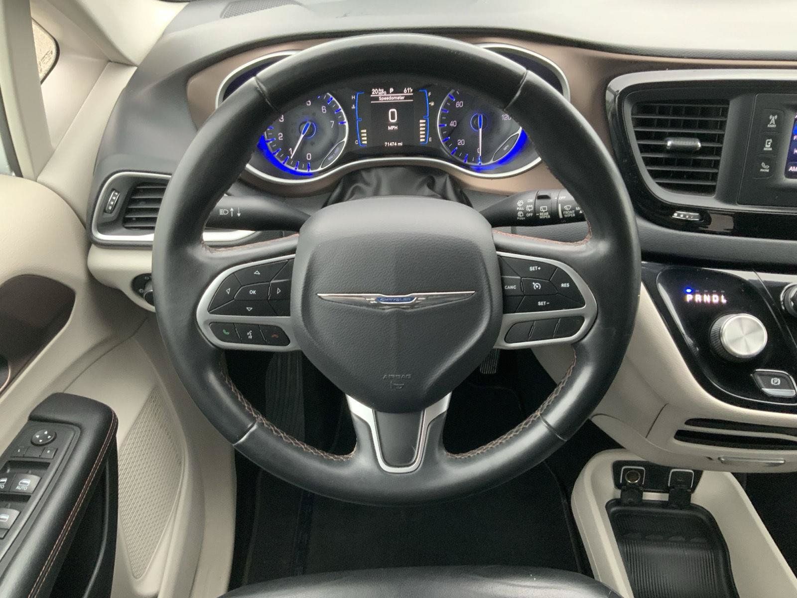Used 2017 Chrysler Pacifica Touring-L FWD image 21