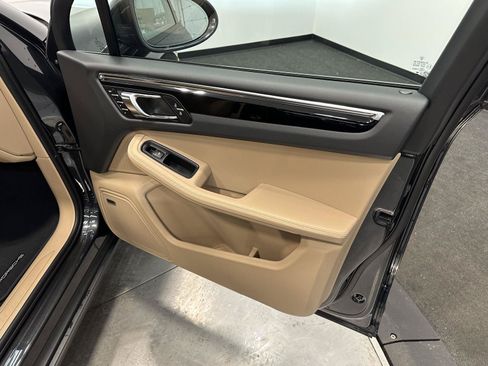 Certified 2026 Porsche Macan AWD/4WD image 42