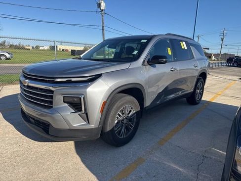 Used 2025 Chevrolet Traverse LT image 1