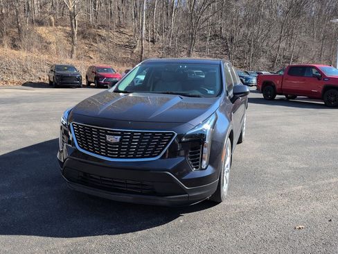 Used 2023 Cadillac XT4 Luxury w/ Cold Weather Package image 11