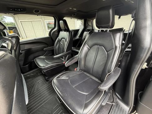 Used 2019 Chrysler Pacifica Limited w/ Advanced Safetytec Group FWD image 16