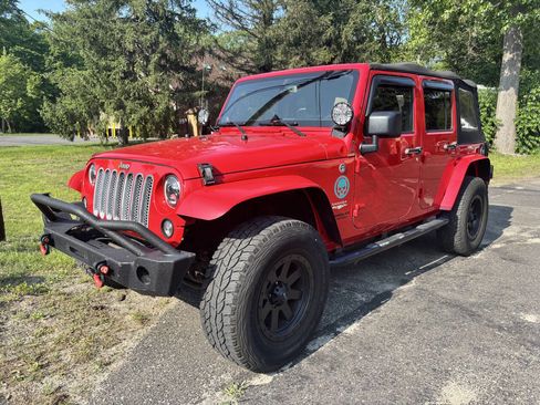 Used 2014 Jeep Wrangler Unlimited Sahara w/ Connectivity Group image 4