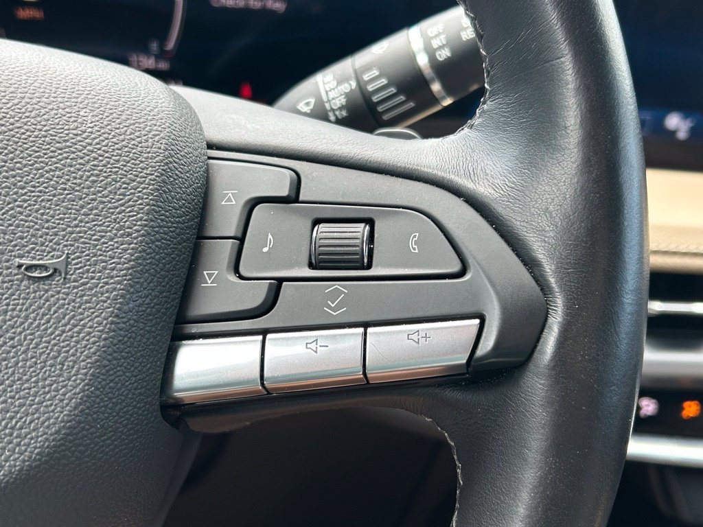 Used 2025 Cadillac XT4 Premium Luxury FWD image 27