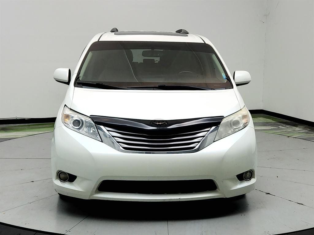 Used 2015 Toyota Sienna XLE FWD image 2